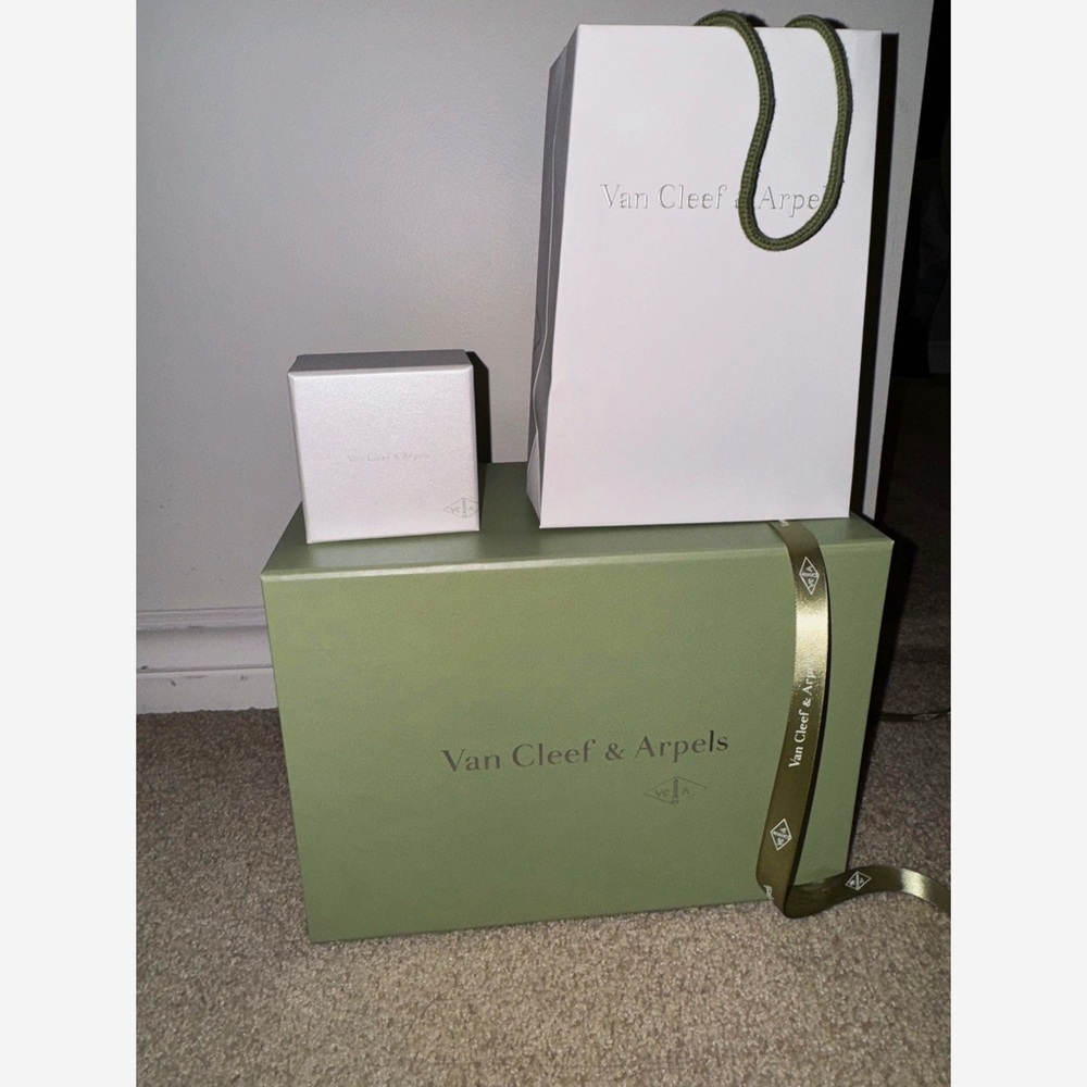 Van Cleef & Arpels Box and Packaging